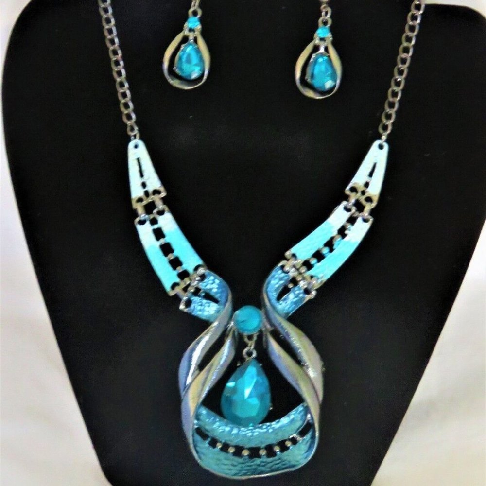 Turquoise Color Metal Rhinestone Link Chain Elegant Necklace & Matching Earrings
